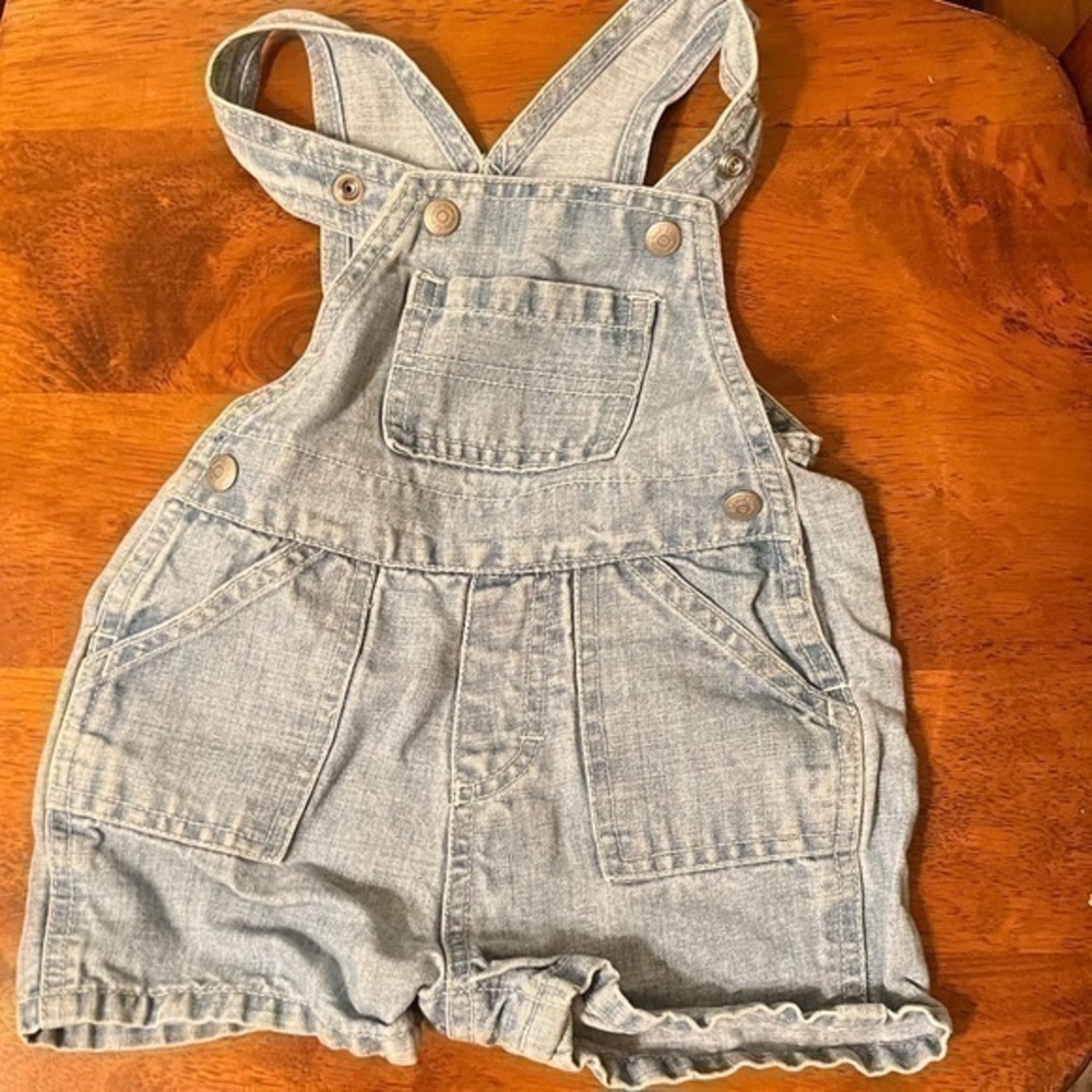 Gap Baby Girl 3-6 months overall shorts jean denim. 

Gently worn and super cute